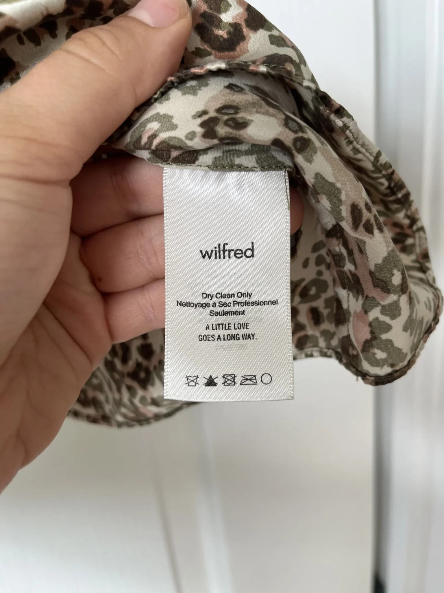 Image for 100% Soie! Top Wilfred Aritzia motif léopard kaki et rose taille S