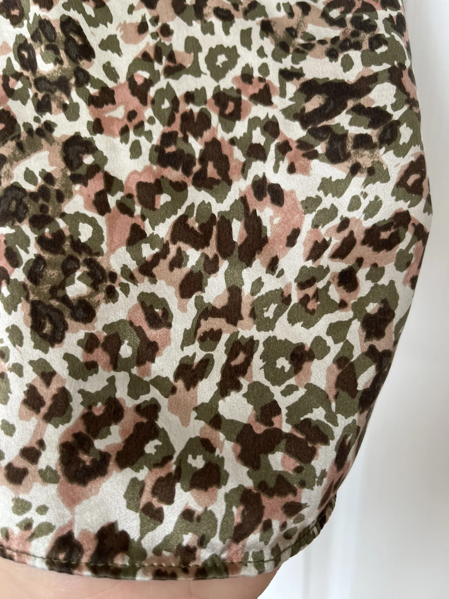 Image for 100% Soie! Top Wilfred Aritzia motif léopard kaki et rose taille S