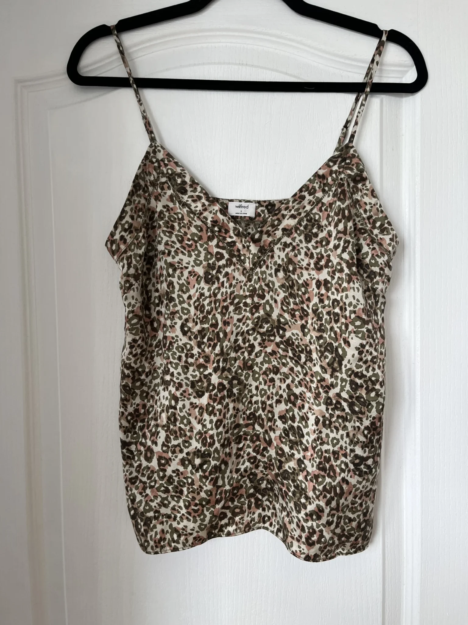 Image for 100% Soie! Top Wilfred Aritzia motif léopard kaki et rose taille S