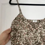 Thumbnail for 100% Soie! Top Wilfred Aritzia motif léopard kaki et rose taille S
