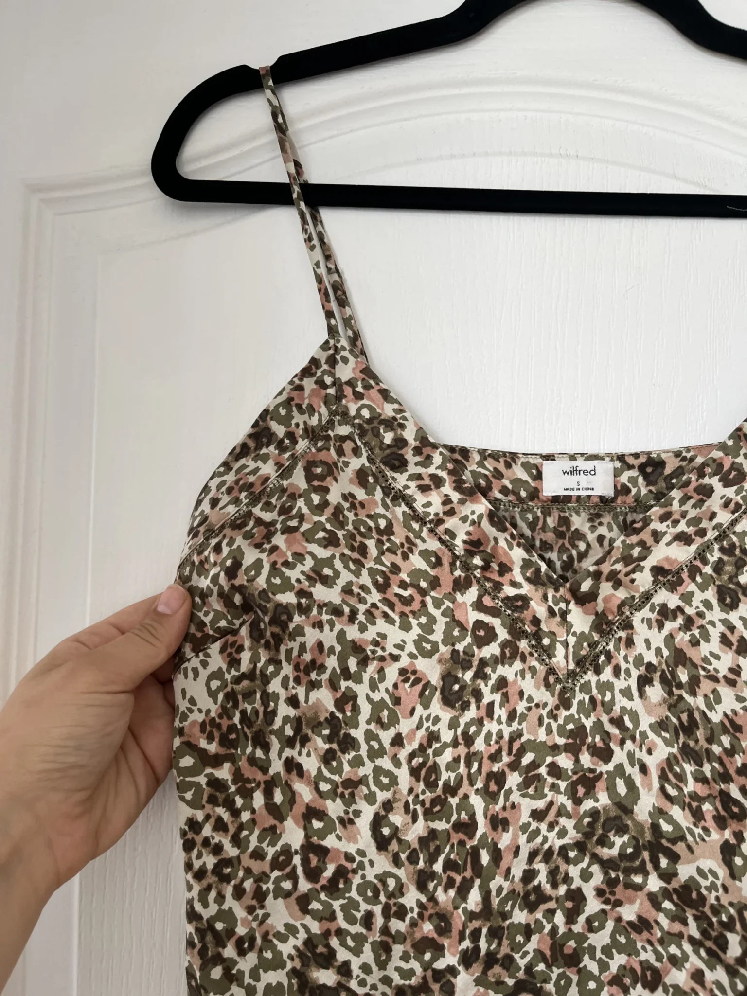 Image for 100% Soie! Top Wilfred Aritzia motif léopard kaki et rose taille S