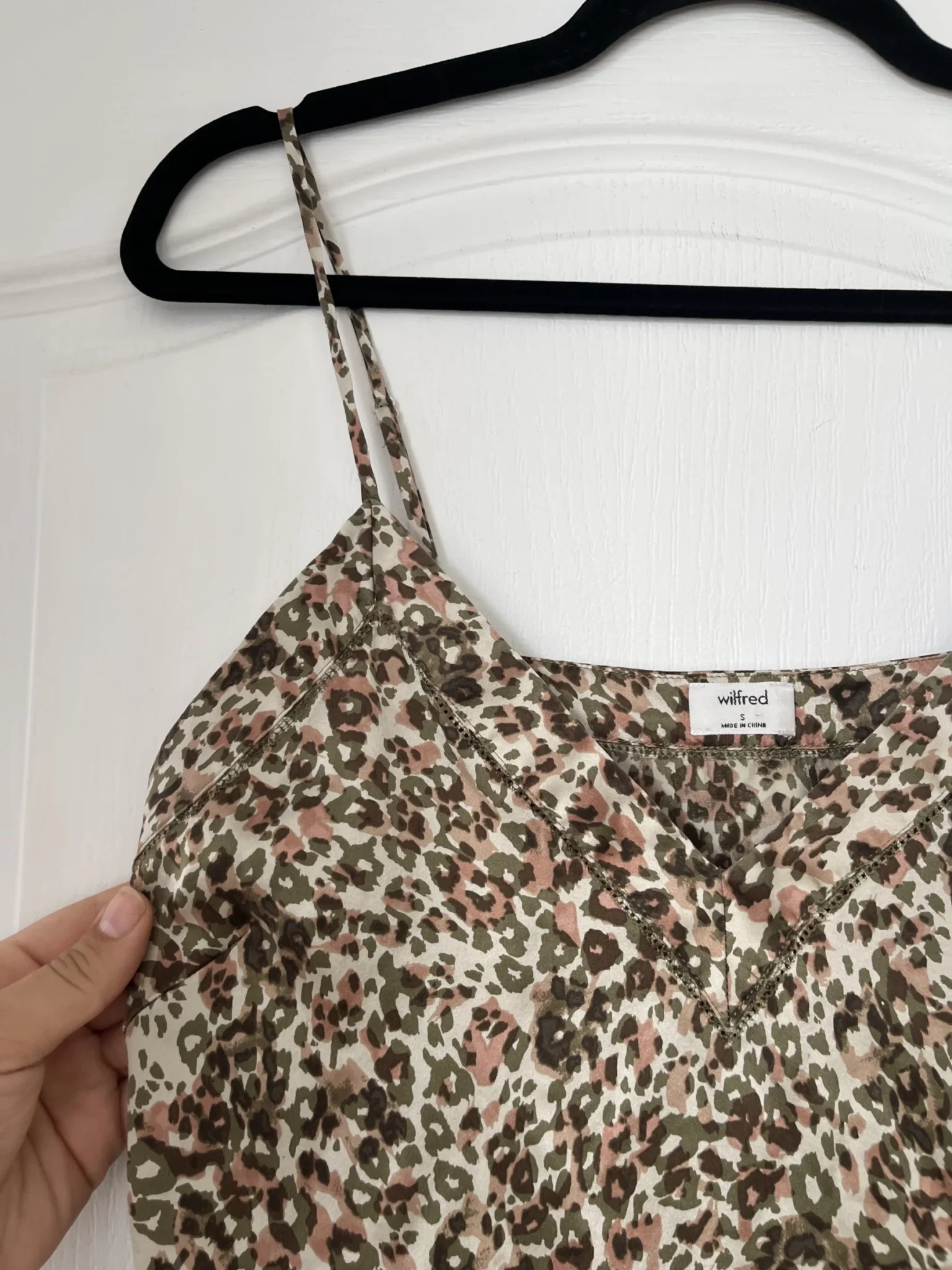 Image for 100% Soie! Top Wilfred Aritzia motif léopard kaki et rose taille S
