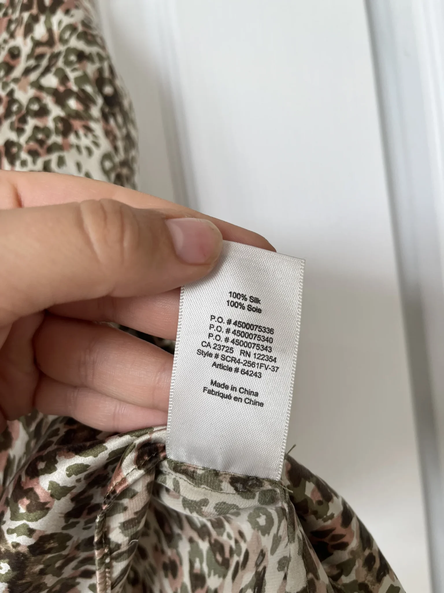 Image for 100% Soie! Top Wilfred Aritzia motif léopard kaki et rose taille S