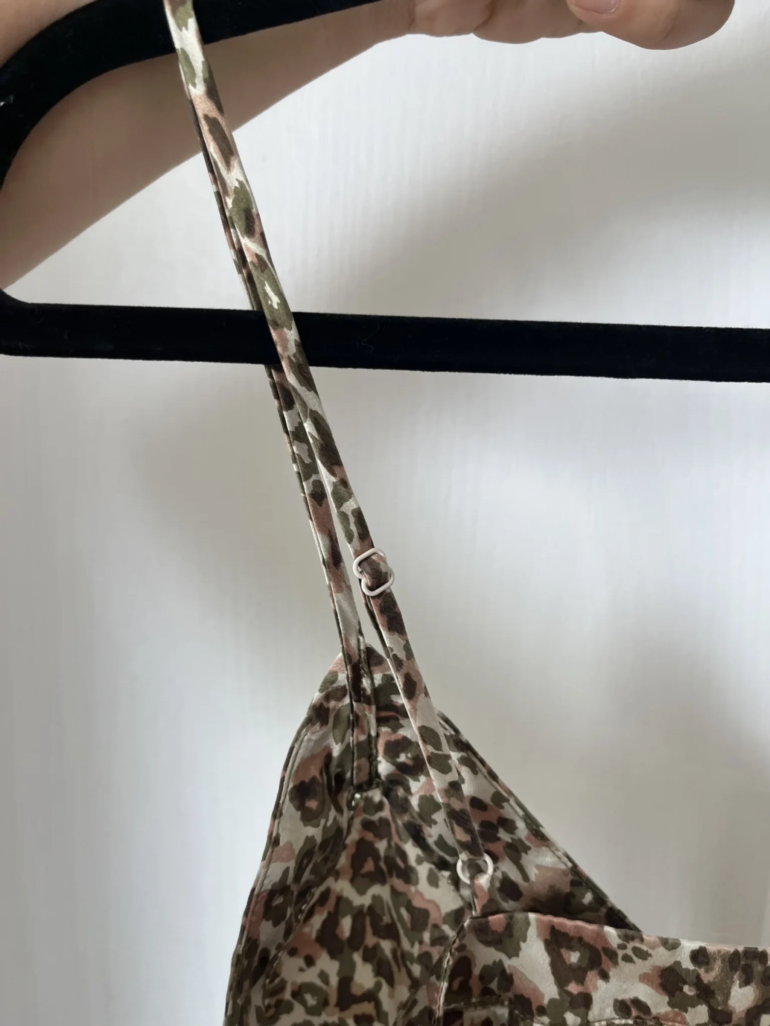 Image for 100% Soie! Top Wilfred Aritzia motif léopard kaki et rose taille S