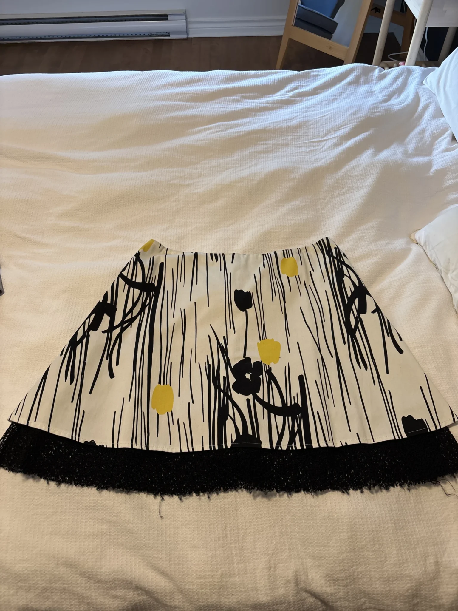 Featured image for Jupe de designer avec une touche de couleur jaune