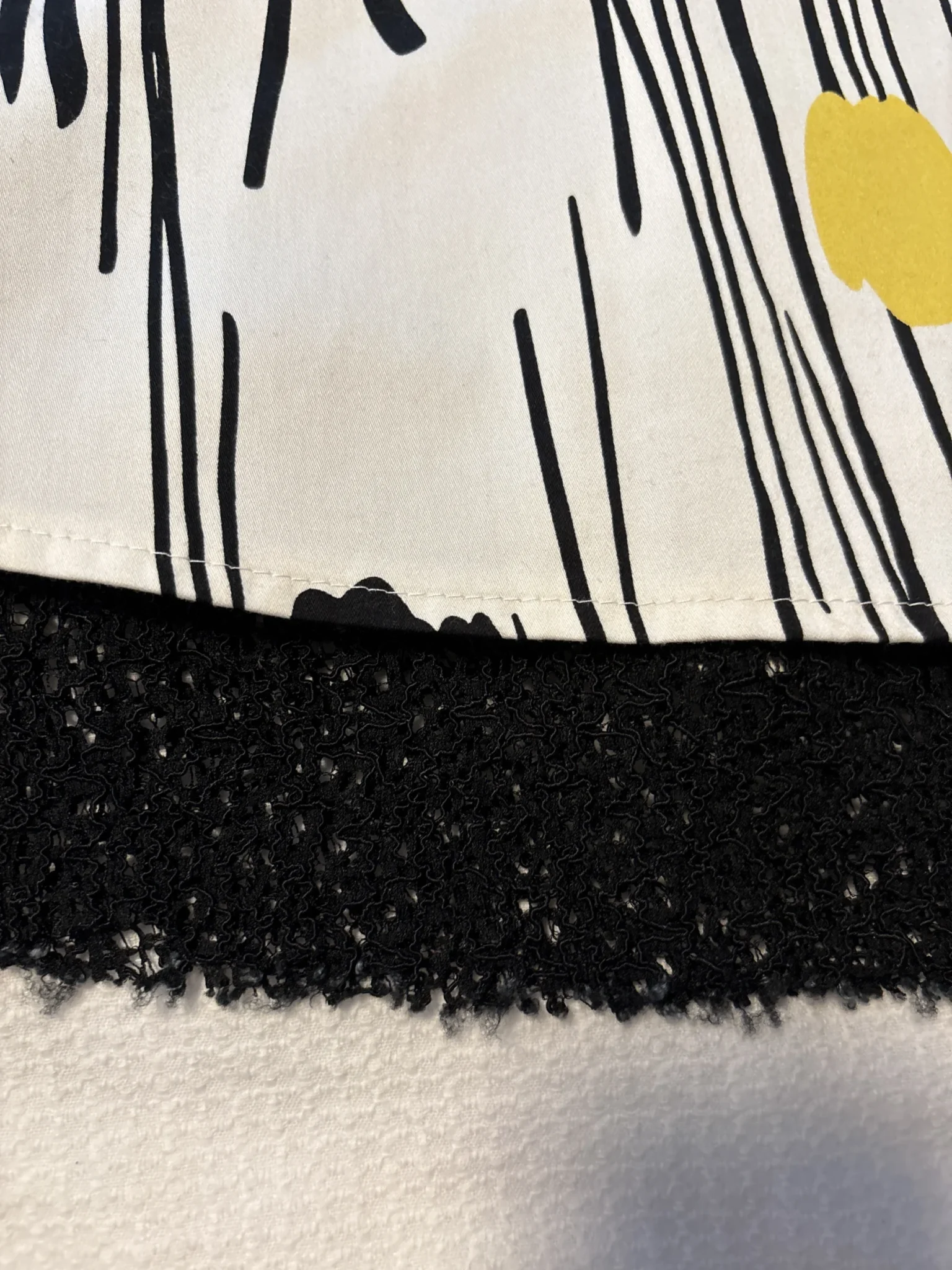 Image for Jupe de designer avec une touche de couleur jaune