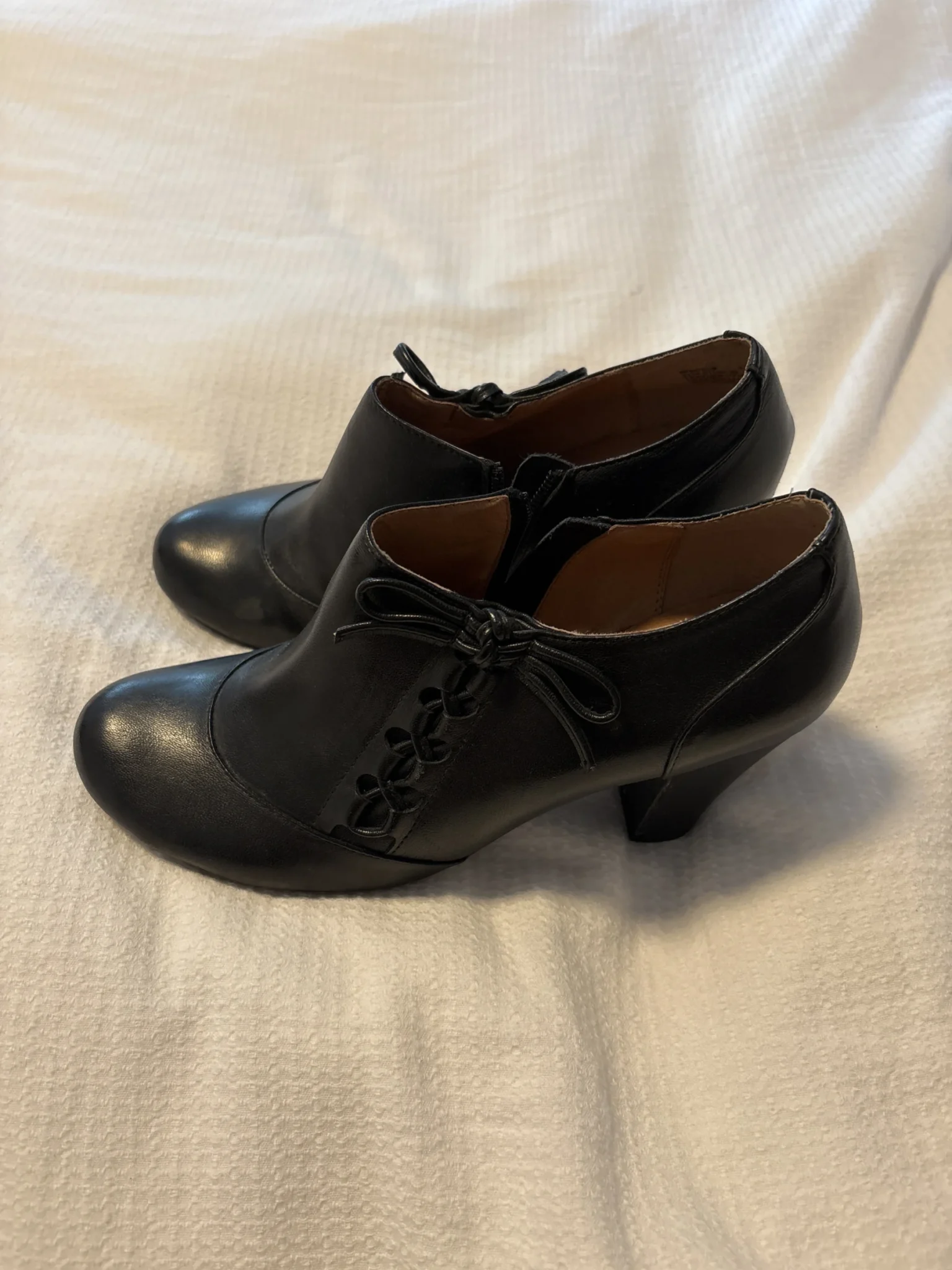 Featured image for Chaussures noir à talon Miz Mooz jamais portées
