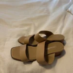 Featured thumbnail for Sandale beige portées seulement qques fois