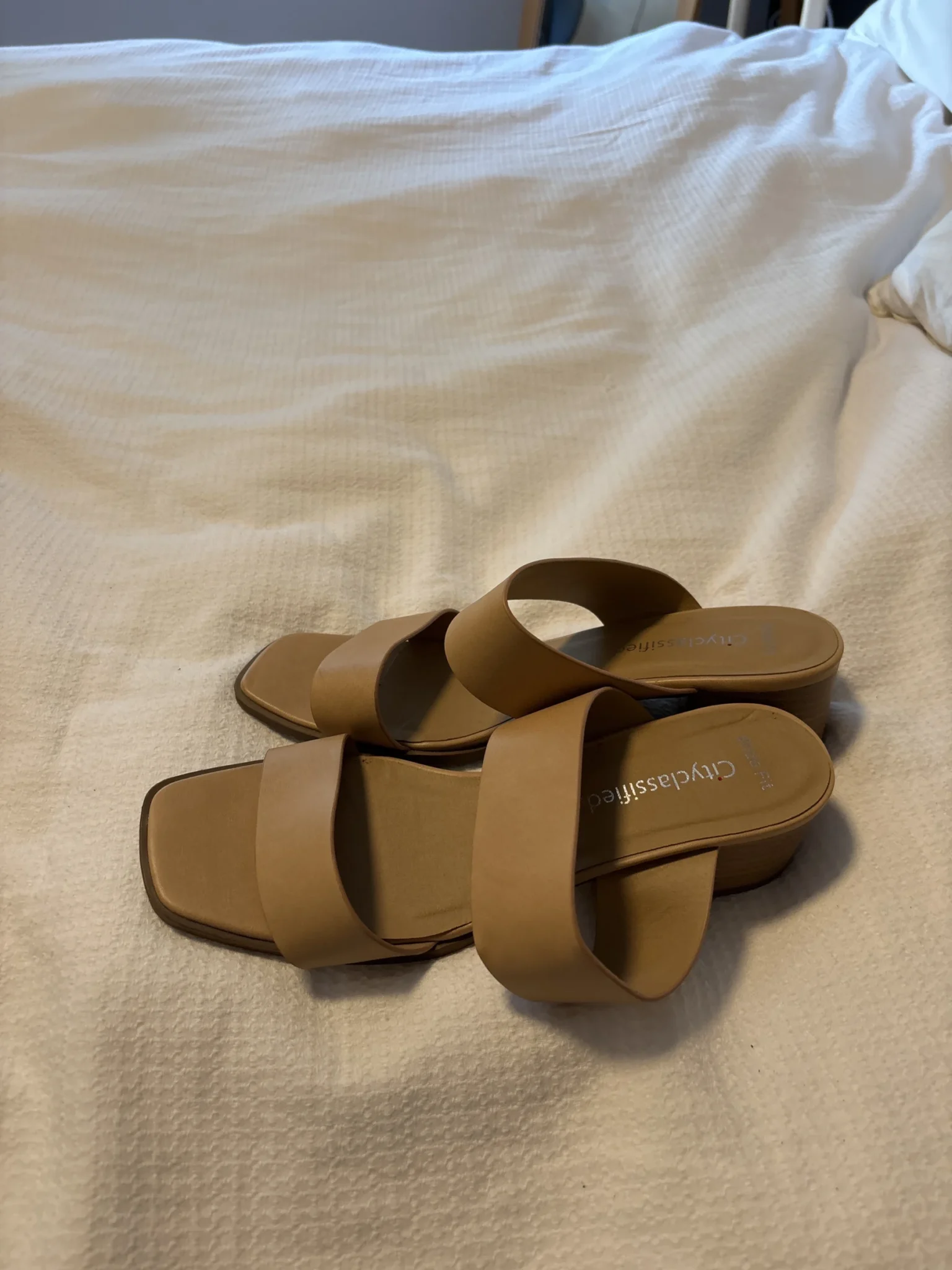 Featured image for Sandale beige portées seulement qques fois