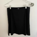 Featured thumbnail for Jupe coupe trapèze noire Aritzia