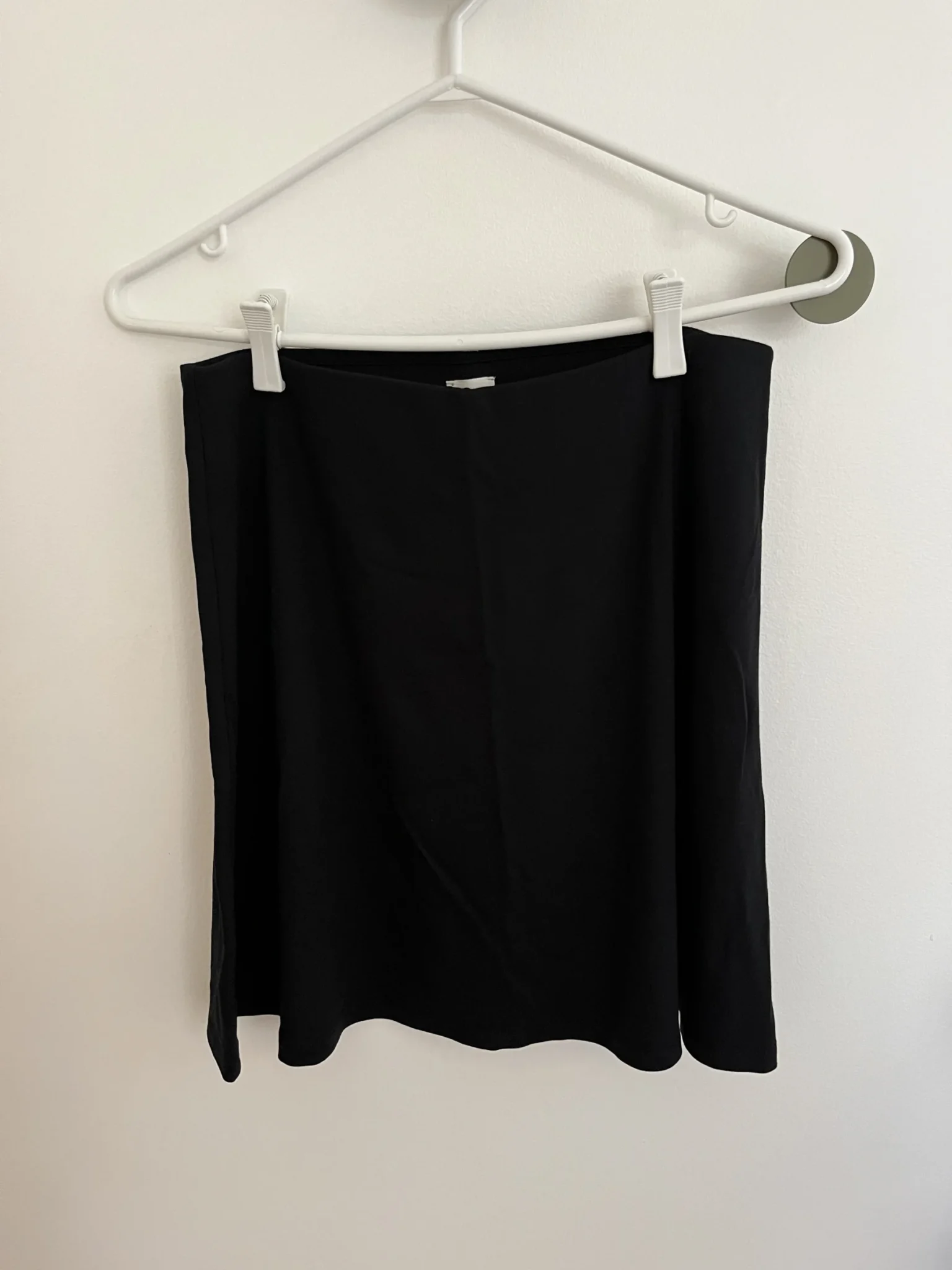 Featured image for Jupe coupe trapèze noire Aritzia