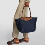 Featured thumbnail for Sac Longchamp Large modèle le Pliage bleu marine et cuir marron