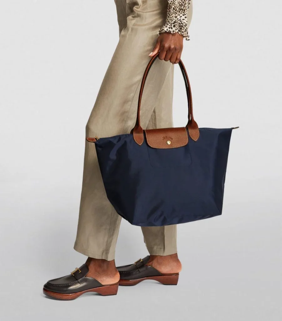 Featured image for Sac Longchamp Large modèle le Pliage bleu marine et cuir marron