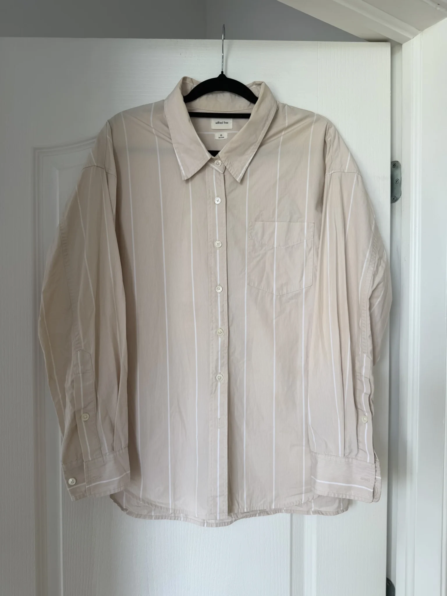 Image for Chemise oversize Wilfred Free Aritzia taille XS rayé blanche et beige