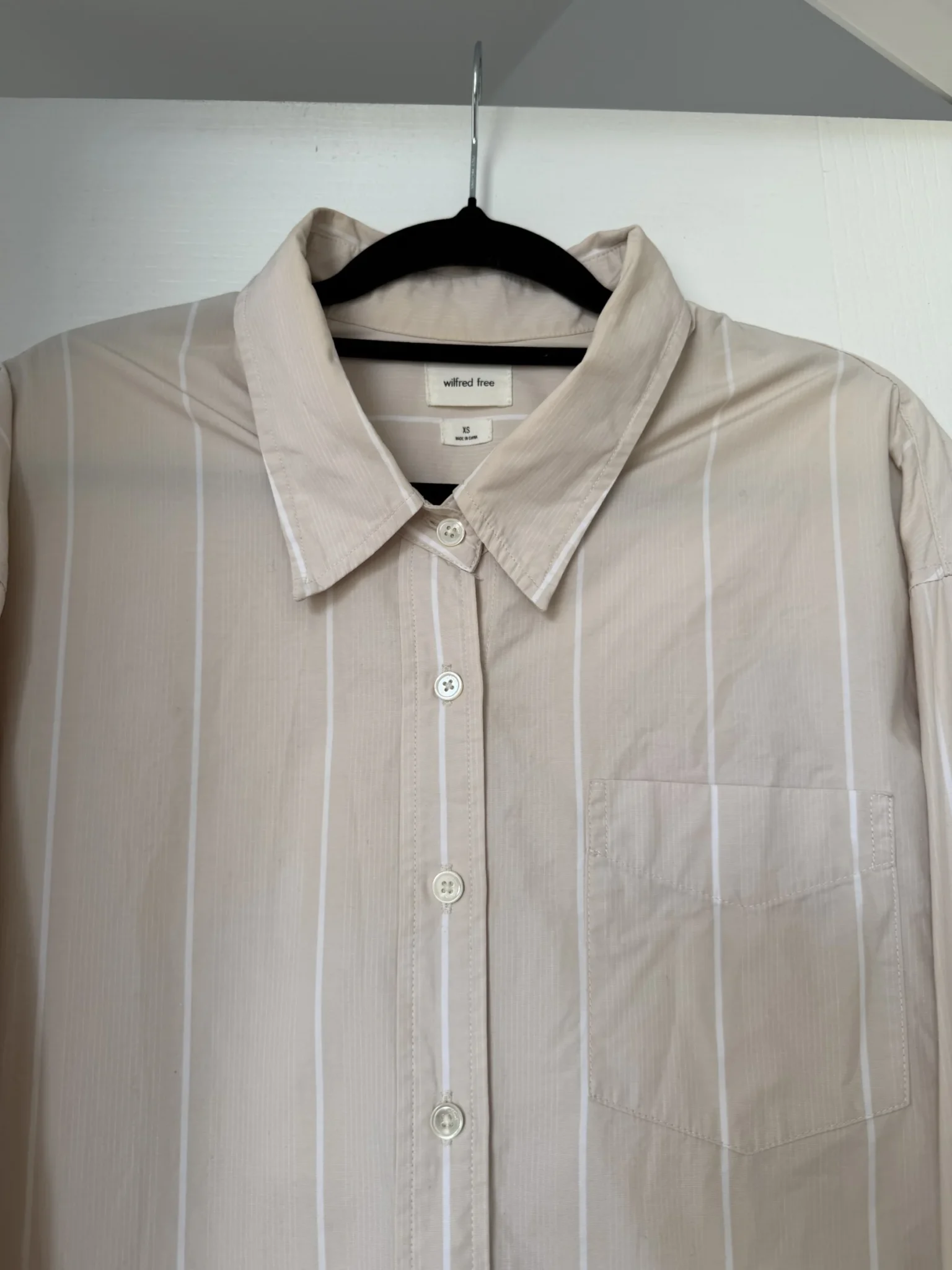 Image for Chemise oversize Wilfred Free Aritzia taille XS rayé blanche et beige