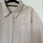 Thumbnail for Chemise oversize Wilfred Free Aritzia taille XS rayé blanche et beige