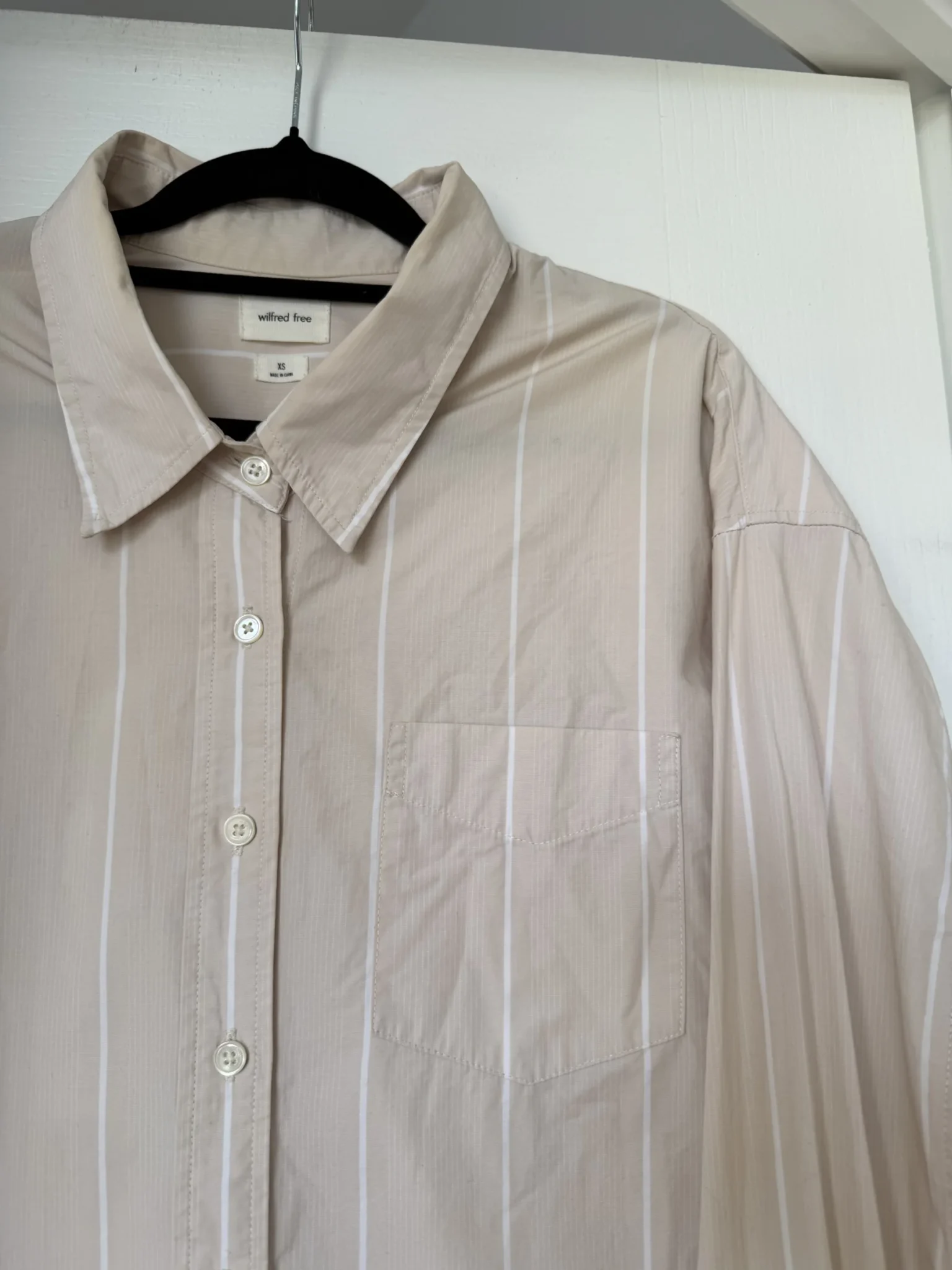Image for Chemise oversize Wilfred Free Aritzia taille XS rayé blanche et beige