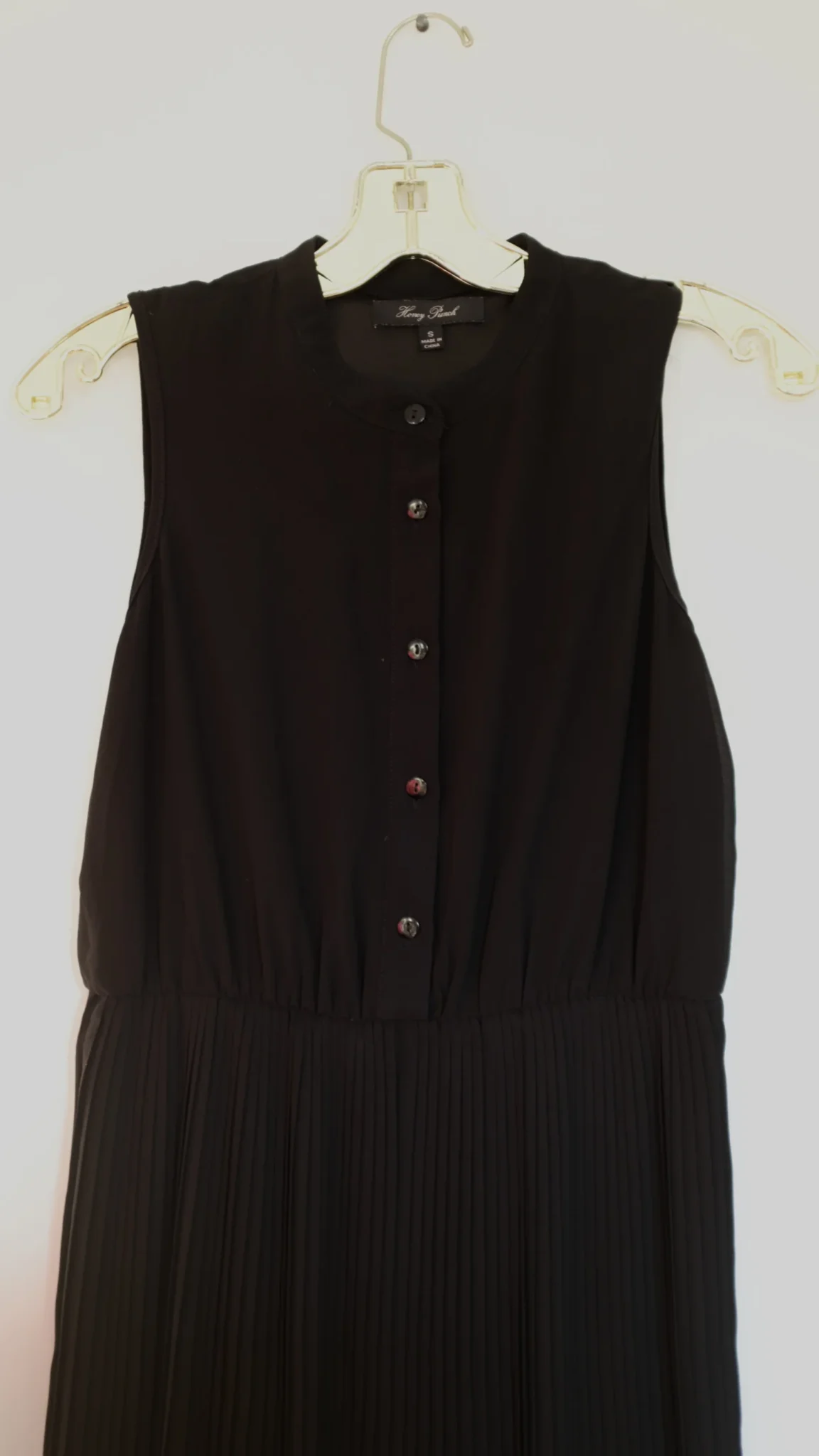 Image for Sleeveless midi dress with accordion pleats.