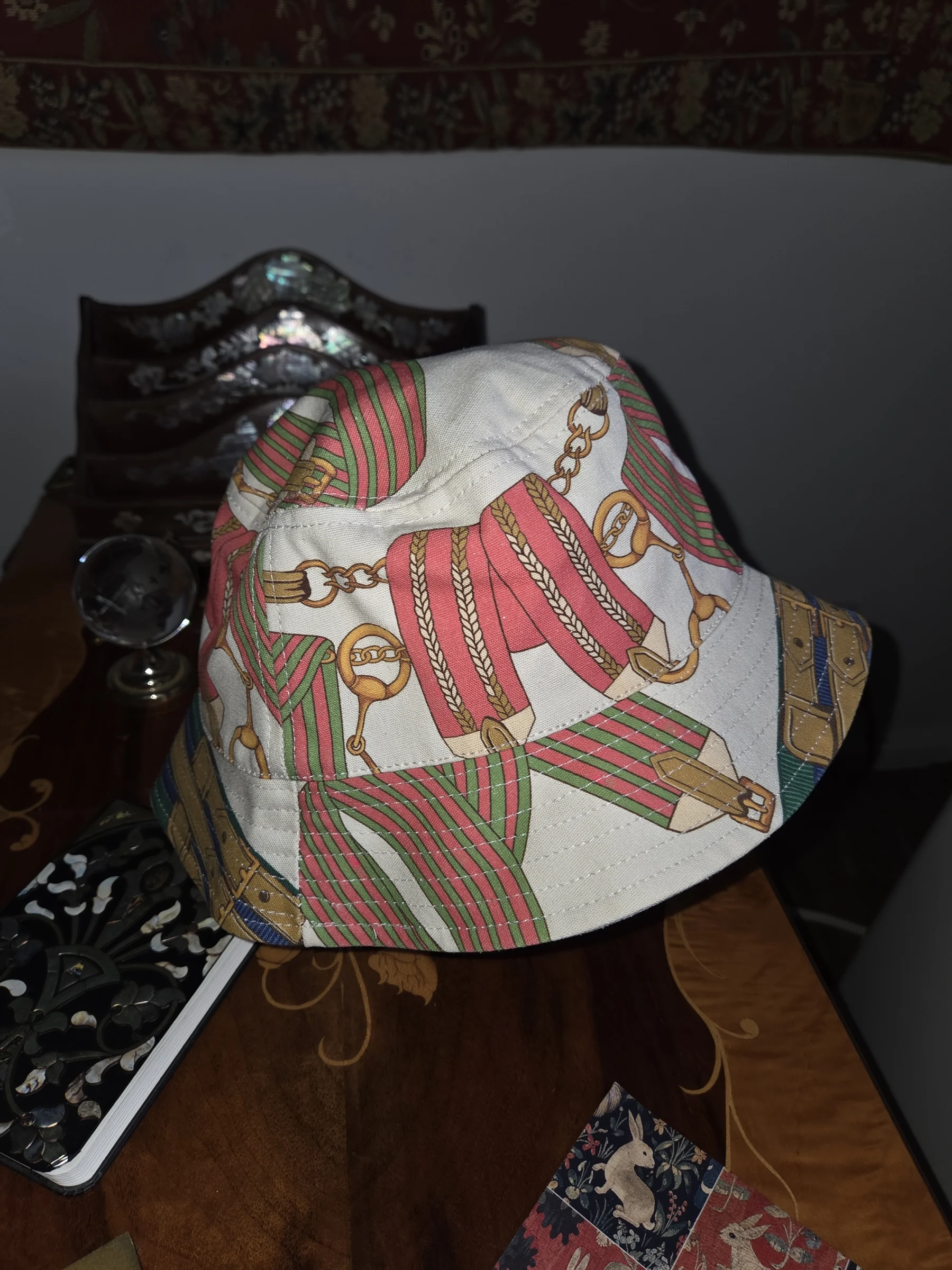 A stunning Ralph Lauren bucket hat with an equestrian design Ralph Lauren seconde main