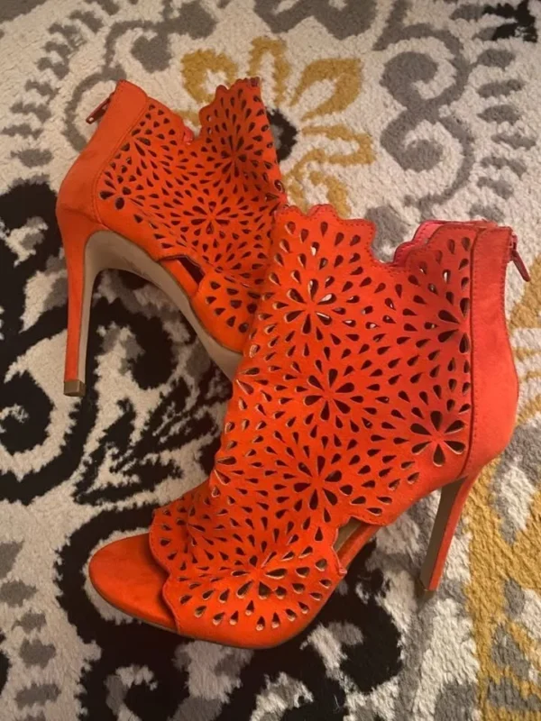 Featured image for Bottins à talon en cuir de daim rouge