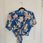 Featured thumbnail for Cropped wrap-around blouse with tropical print