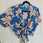 Thumbnail for Cropped wrap-around blouse with tropical print