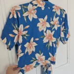 Thumbnail for Cropped wrap-around blouse with tropical print