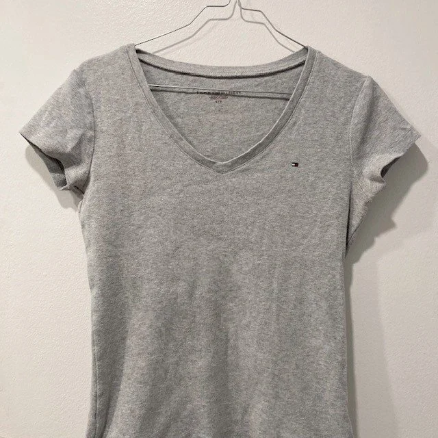 Image for Haut Gris Col en V Tommy Hilfiger Grey V-Neck T-Shirt Top