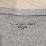Thumbnail for Haut Gris Col en V Tommy Hilfiger Grey V-Neck T-Shirt Top