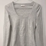 Thumbnail for Haut Chandail Gris Pâle Manches Longues KOOKAÏ Riley Light Gray Scoop-Neck Long Sleeve Tee Top