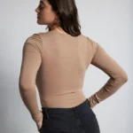 Thumbnail for Haut Chandail Brun Froncé à Manches Longues Dynamite Tan Beige Long Sleeve Ruched Top