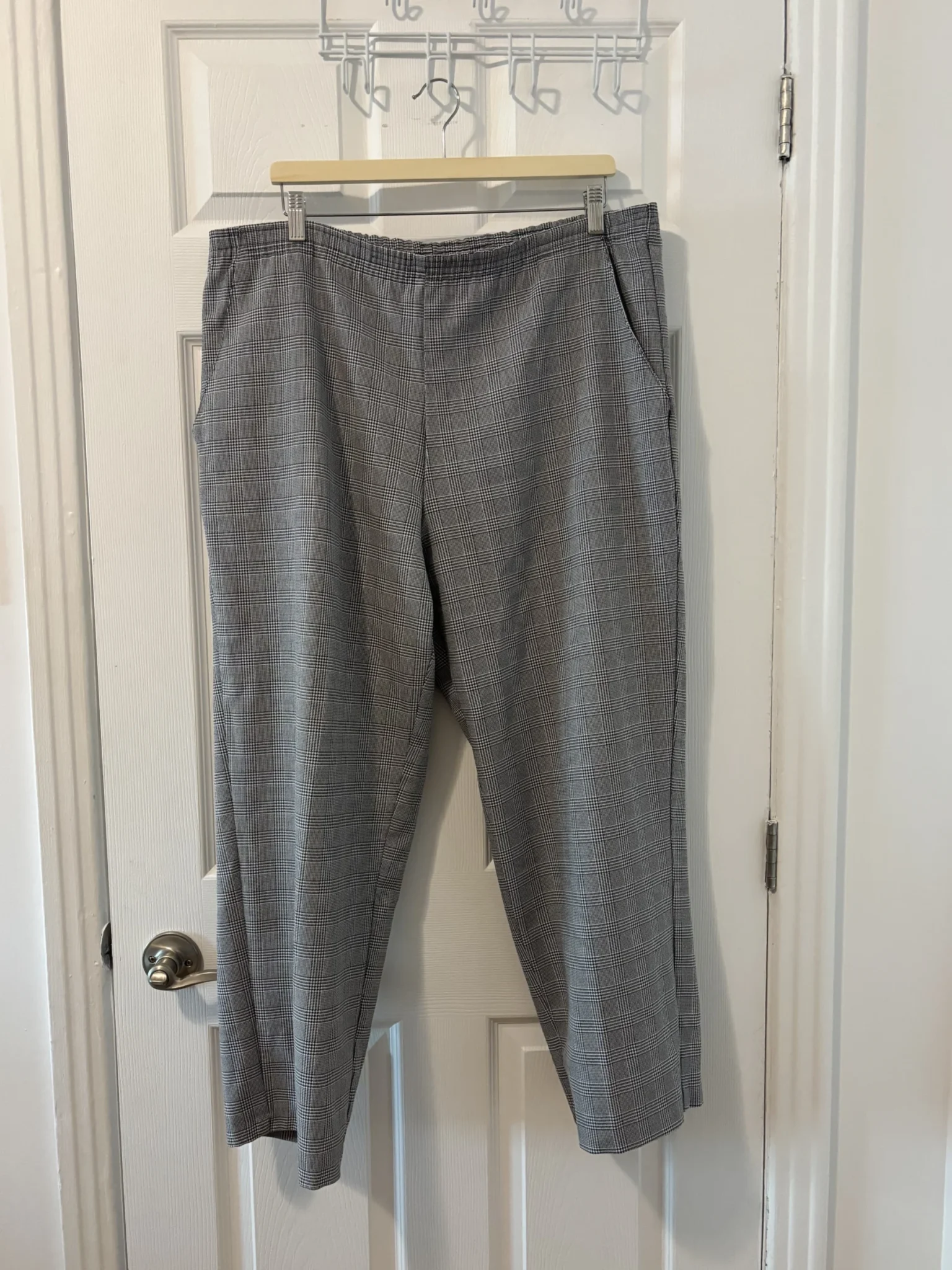 Featured image for Pantalon carreauté gris