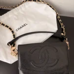Featured thumbnail for Authentic Chanel porte-feuille avec chaine Upcycle