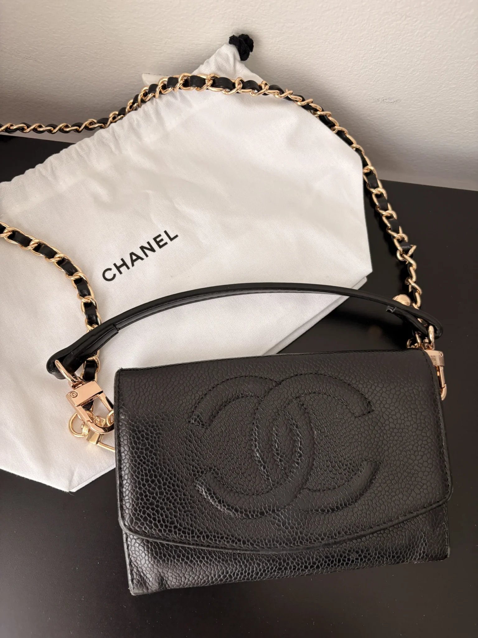 Featured image for Authentic Chanel porte-feuille avec chaine Upcycle
