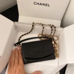 Thumbnail for Authentic Chanel porte-feuille avec chaine Upcycle