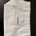 Thumbnail for Authentic Chanel porte-feuille avec chaine Upcycle