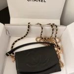 Thumbnail for Authentic Chanel porte-feuille avec chaine Upcycle