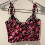 Thumbnail for Haut Camisole Fleurie Rose & Noir Love & Lemons Black & Pink Floral Bustier Cami Top