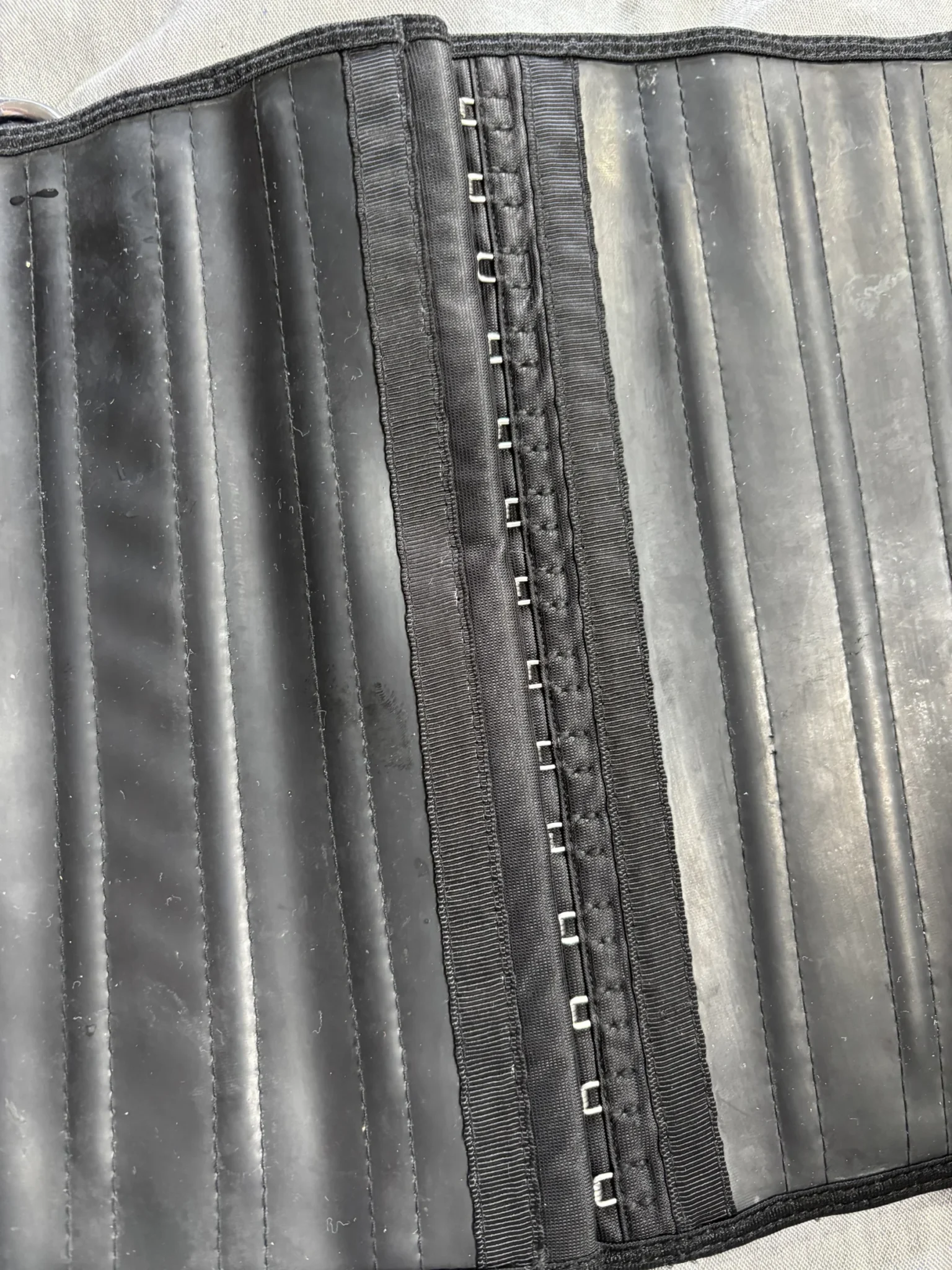 Image for Gaine / Serre-taille en latex YIANNA – Taille L – Noir