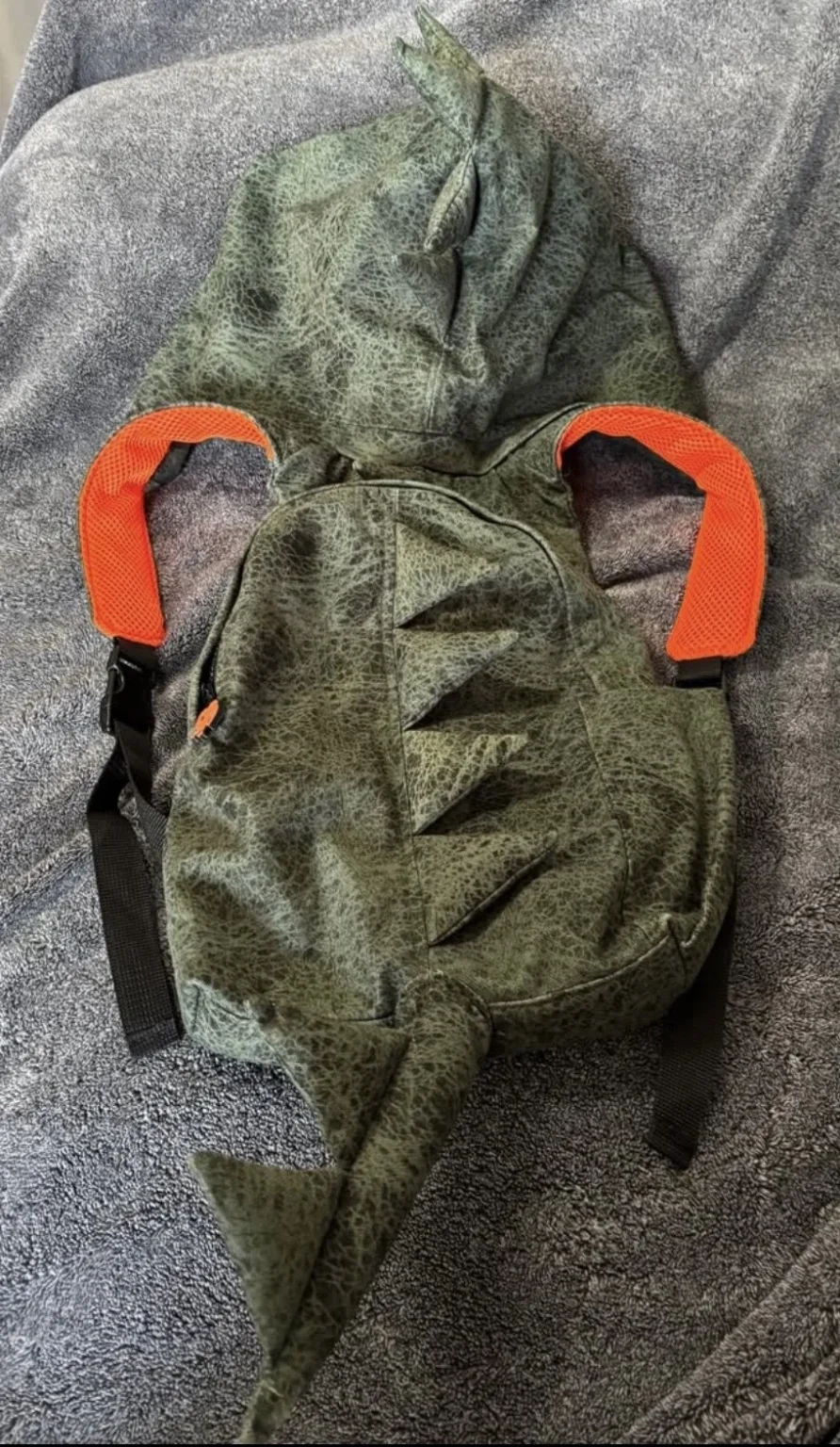Featured image for Sac à dos dinosaure 3D avec capuche intégrée – Marque Morikukko (Enfant)