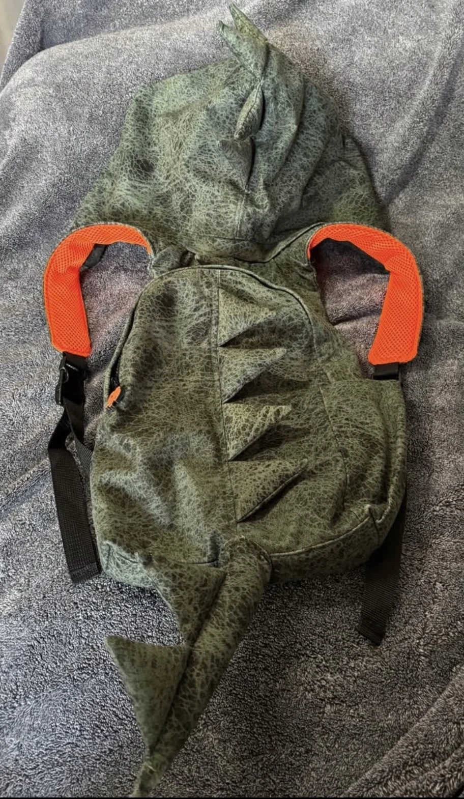 Sac à dos dinosaure 3D avec capuche intégrée – Marque Morikukko (Enfant) *Autre seconde main