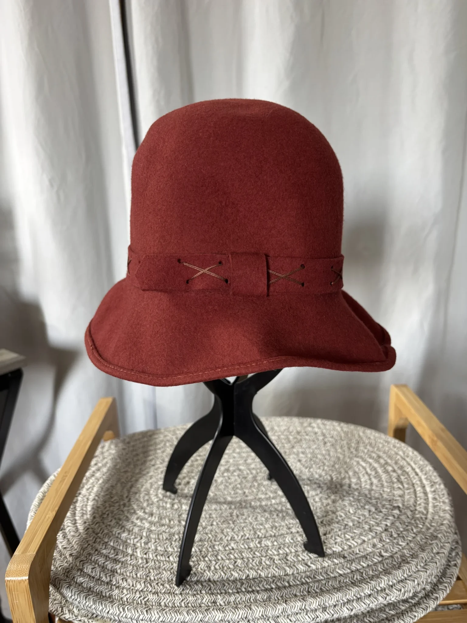 Featured image for Chapeau Cloche Vintage Kaye Lynn (100% Laine) –  Style Années 20 -56 centimètres, ce qui équivaut taille M