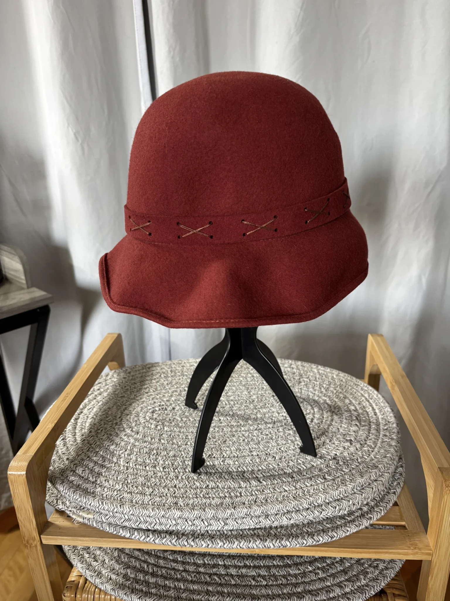 Image for Chapeau Cloche Vintage Kaye Lynn (100% Laine) –  Style Années 20 -56 centimètres, ce qui équivaut taille M