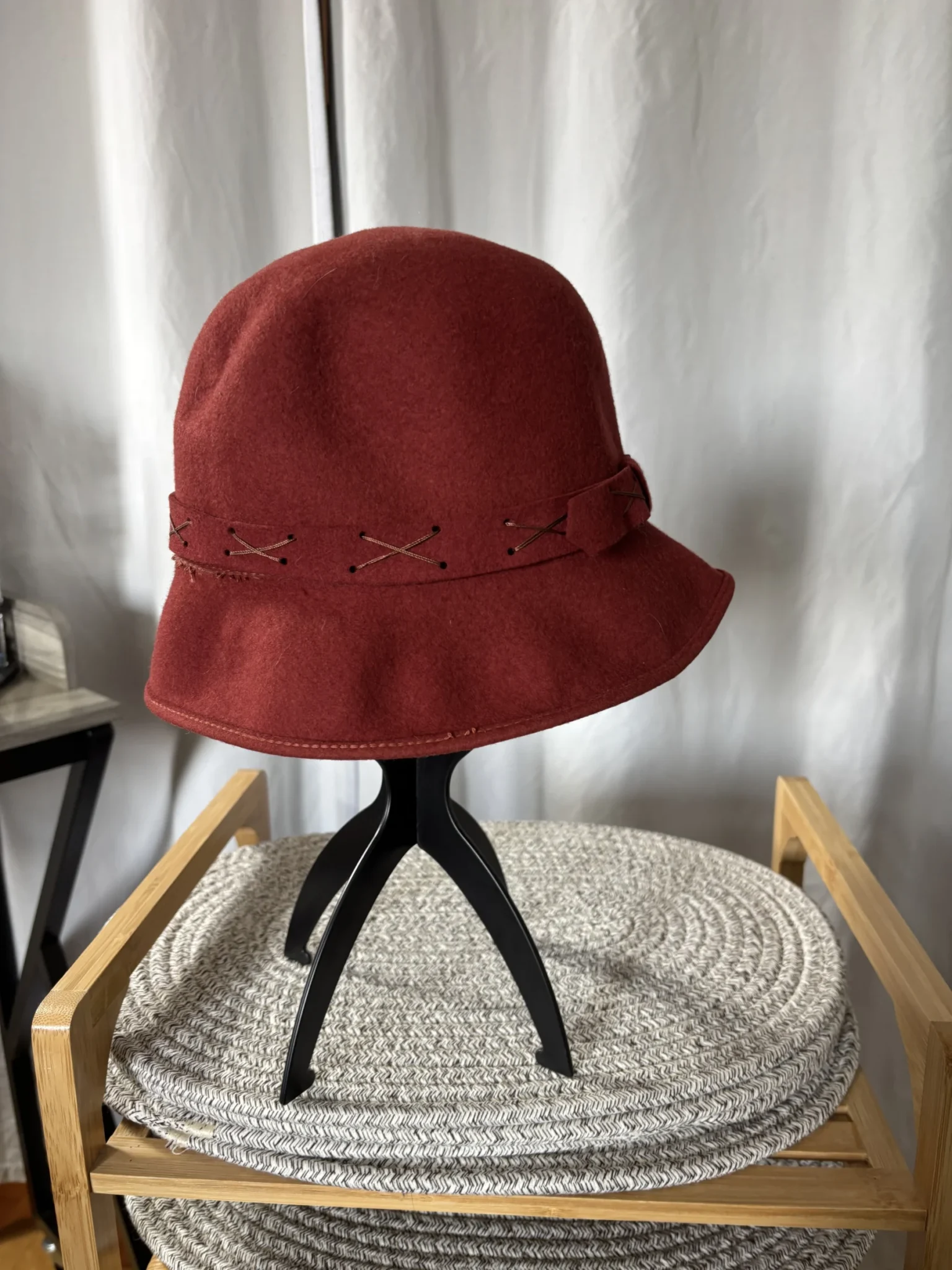 Image for Chapeau Cloche Vintage Kaye Lynn (100% Laine) –  Style Années 20 -56 centimètres, ce qui équivaut taille M