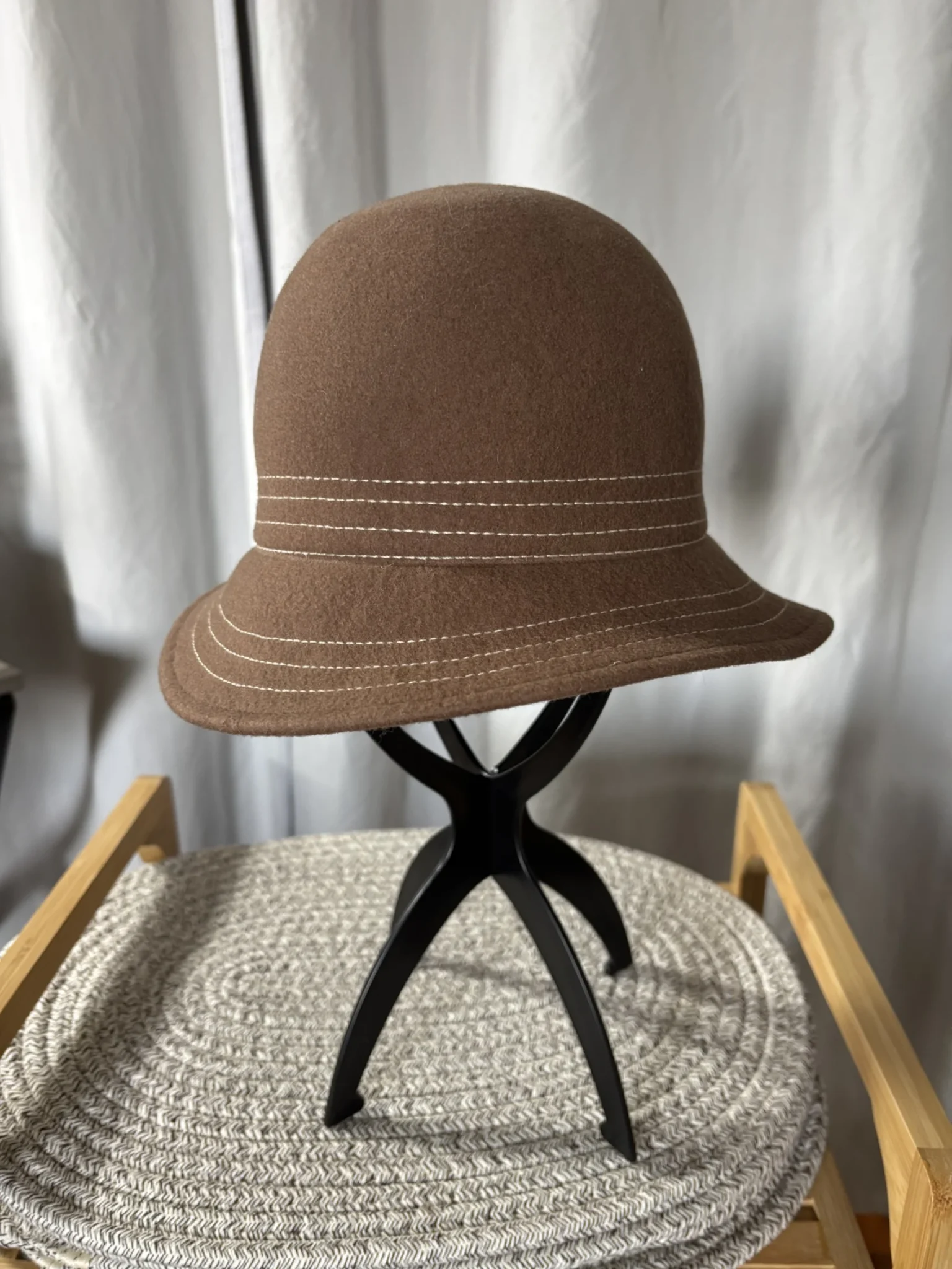 Image for Chapeau cloche Vintage en laine Dobbs Fifth Avenue (Made in USA)