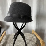 Featured thumbnail for Chapeau cloche style vintage gris foncé – Style années 20 (Taille unique / 22")