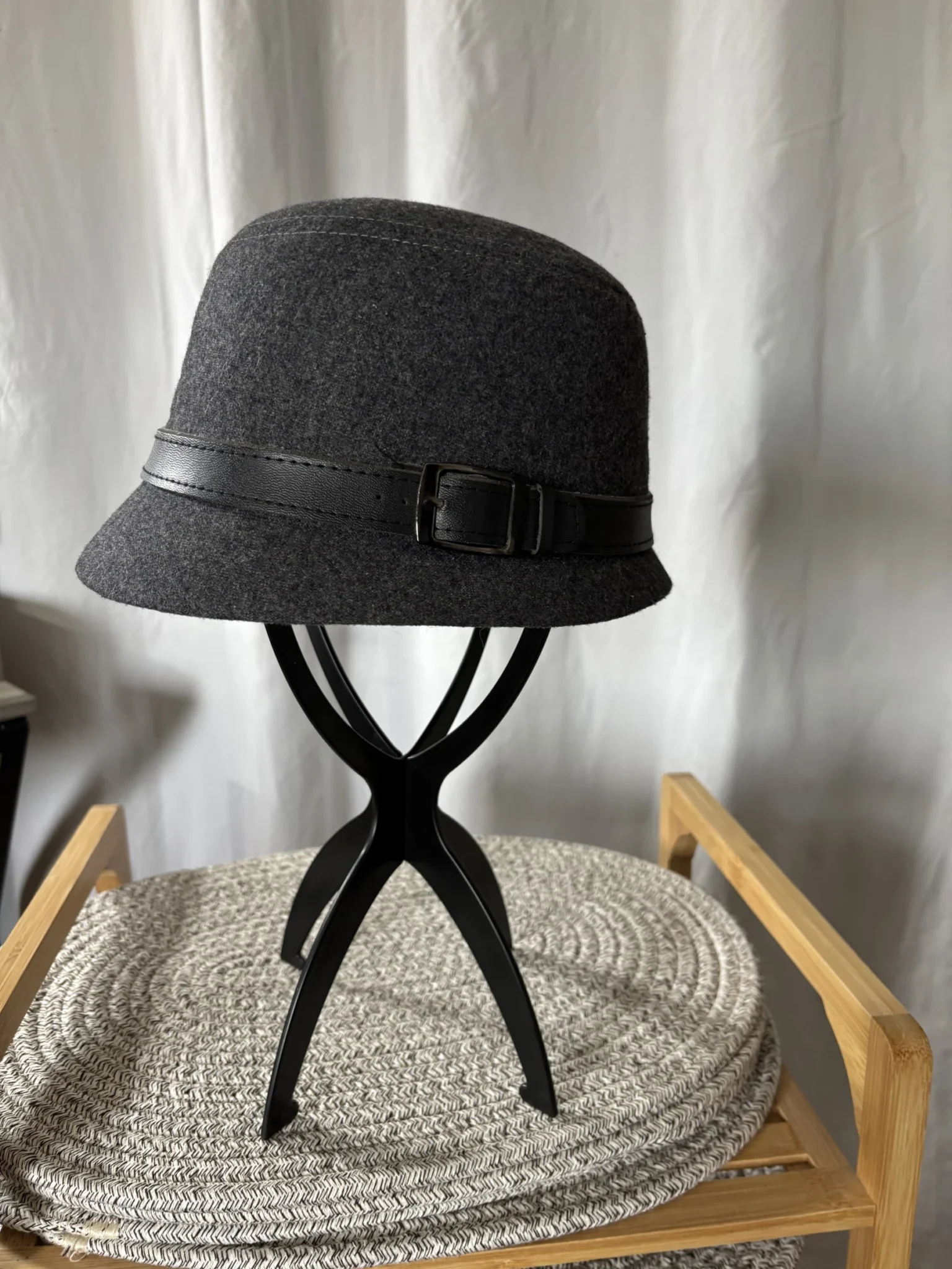 Featured image for Chapeau cloche style vintage gris foncé – Style années 20 (Taille unique / 22")