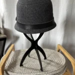 Thumbnail for Chapeau cloche style vintage gris foncé – Style années 20 (Taille unique / 22")
