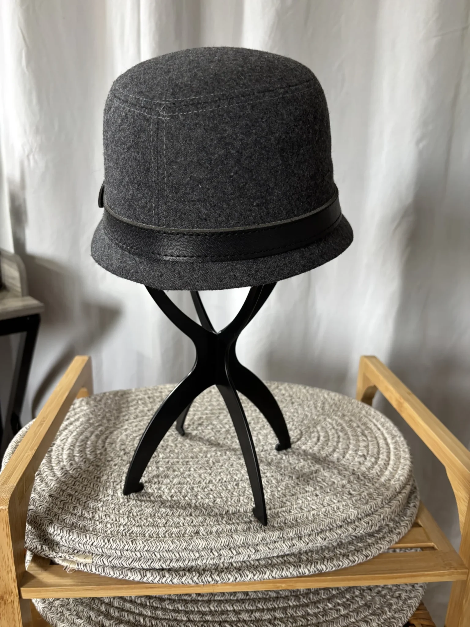 Image for Chapeau cloche style vintage gris foncé – Style années 20 (Taille unique / 22")