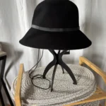 Featured thumbnail for Chapeau cloche Nine West noir 100 % laine – Neuf avec étiquettes (Prix d'origine : 68 $)